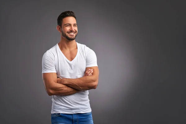 Joven confiado sonriendo — Foto de Stock